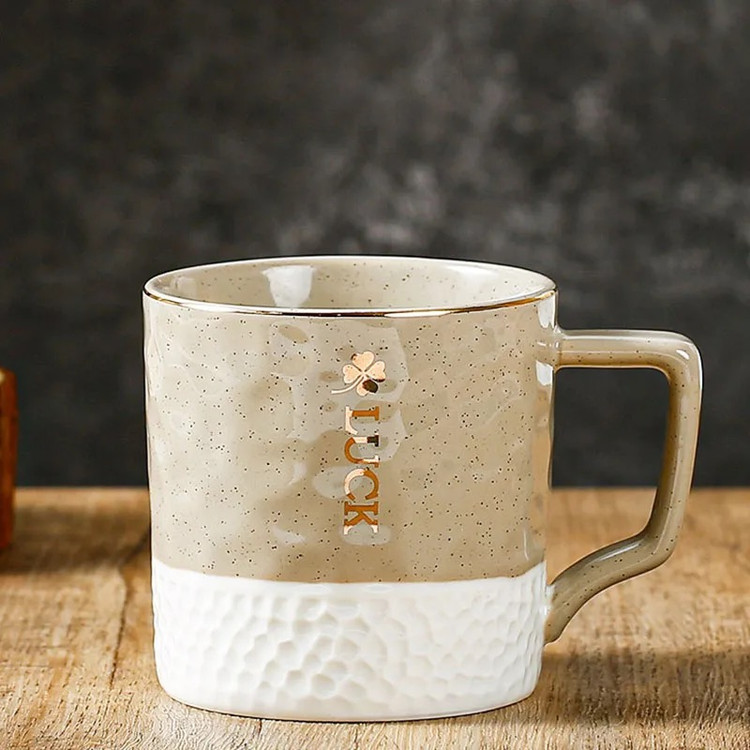 ماگ گلفی لاک رنگ کرم روی میز چوبی از نمای رو به رو