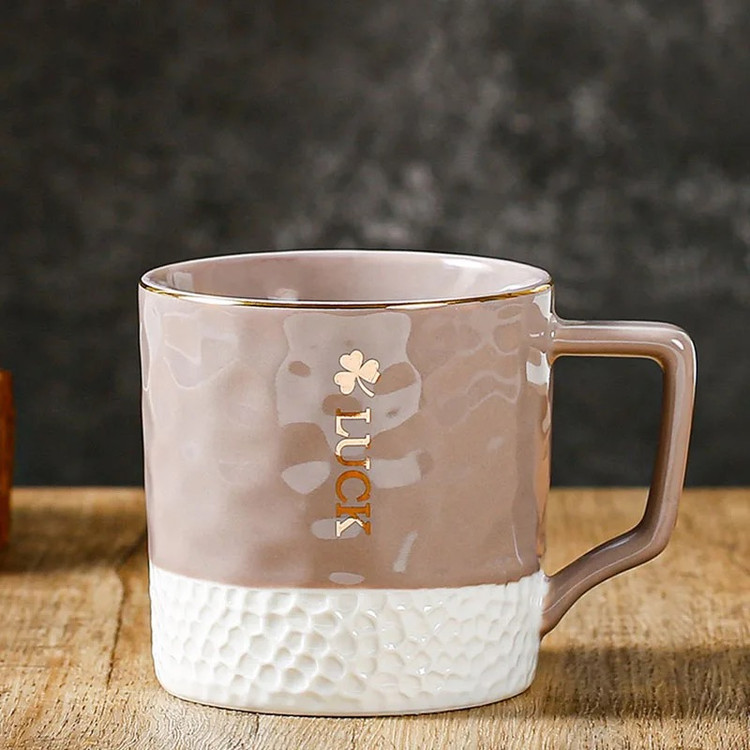 ماگ گلفی لاک رنگ بنفش روی میز چوبی از نمای رو به رو