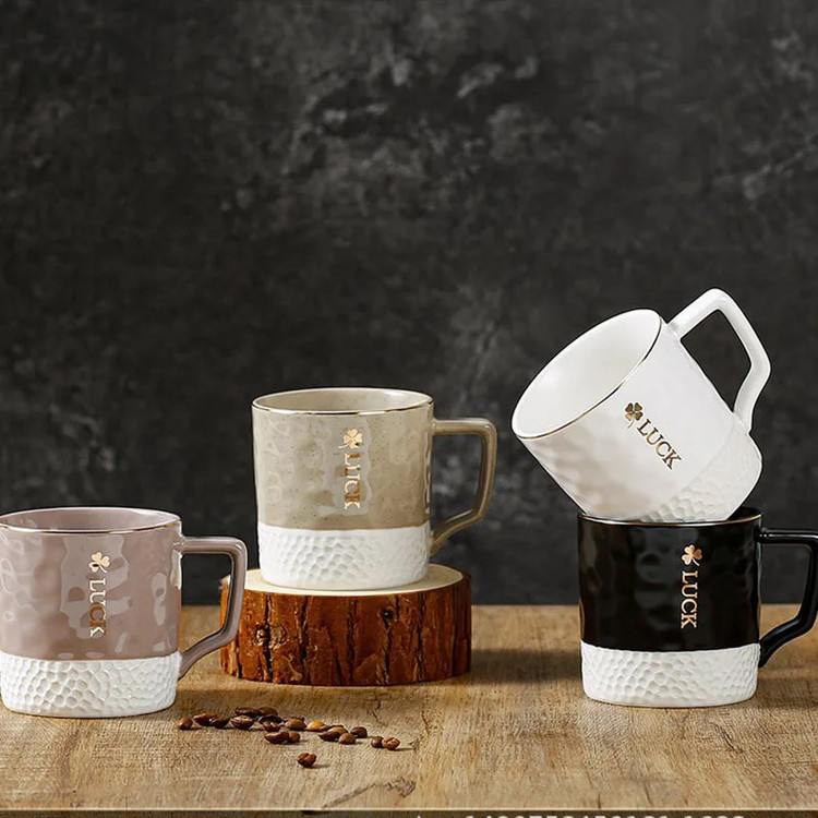 ماگ گلفی لاک در چهار رنگ مشکی و سفید و کرم و بنفش روی سطح چوبی و پشت زمینه ی مشکی