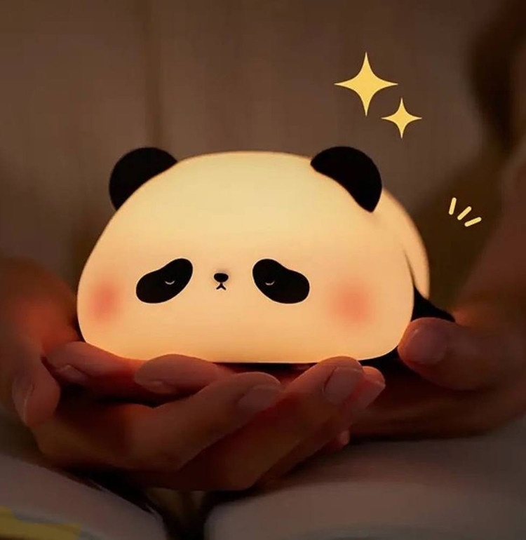 نمای رو به رو چراغخواب سیلیکونی ضربه ای مدل پاندای خوابیده در دست کاریر