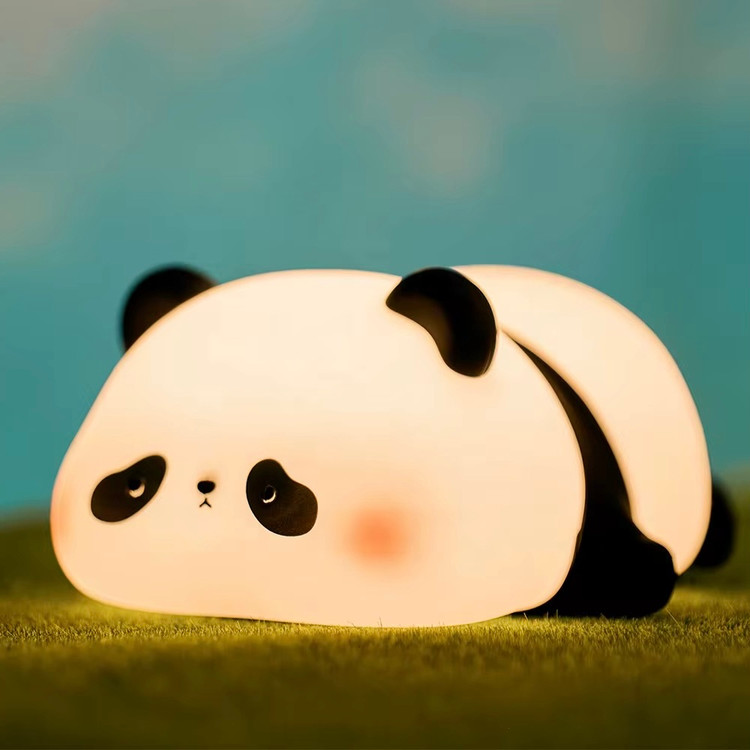 نمای رو به رو از چراغخواب سیلیکونی ضربه ای مدل پاندای خوابیده