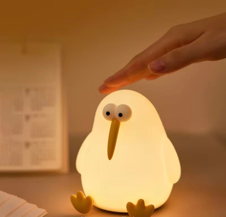 چراغخواب ضربه ای سیلیکونی مدل پرنده ی کیوی در حال لمس شدن