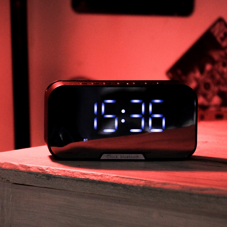 ساعت ال ای دی ۳ کاره NIVA روی میز چوبی با پشت زمینه ی نور قرمز