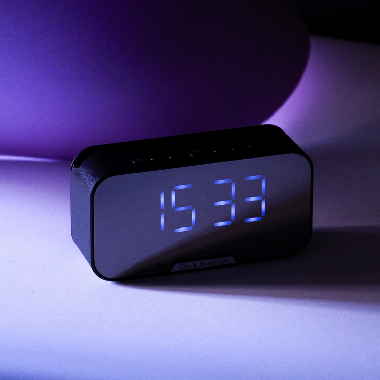 ساعت ال ای دی ۳ کاره NIVA از نمای روبه رو با پشت زمینه ی بنفش و سفید