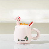 عکس صنعتی ماگ دایناسوری در دار رنگ صورتی از نمای رو به رو