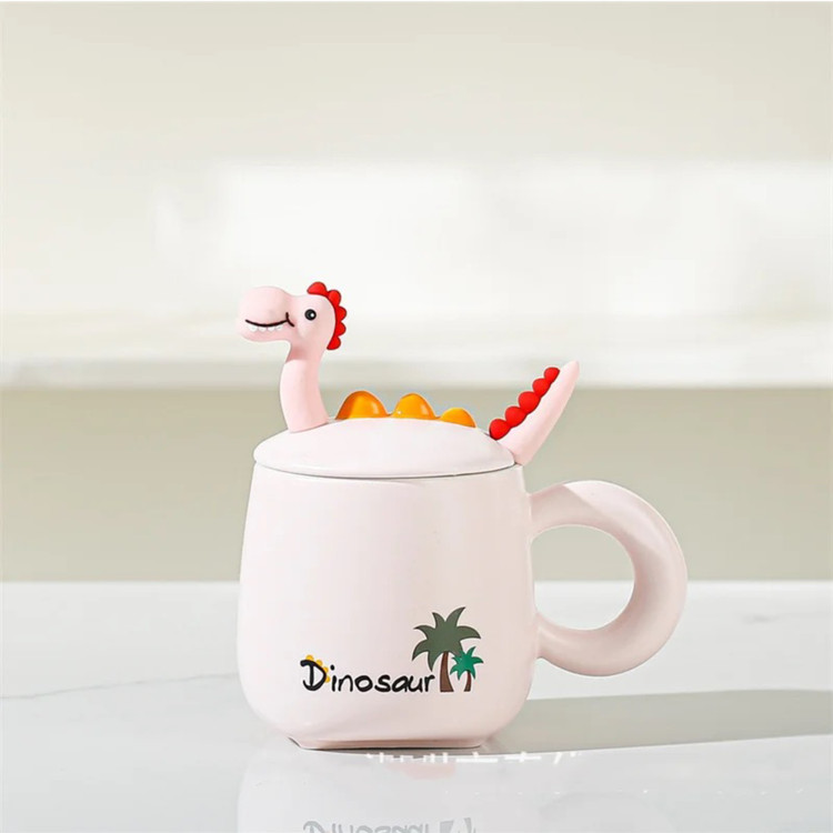 عکس صنعتی ماگ دایناسوری در دار رنگ صورتی از نمای رو به رو