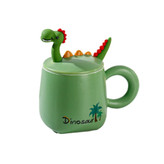 عکس صنعتی ماگ دایناسوری در دار رنگ سبز کمرنگ از نمای رو به رو