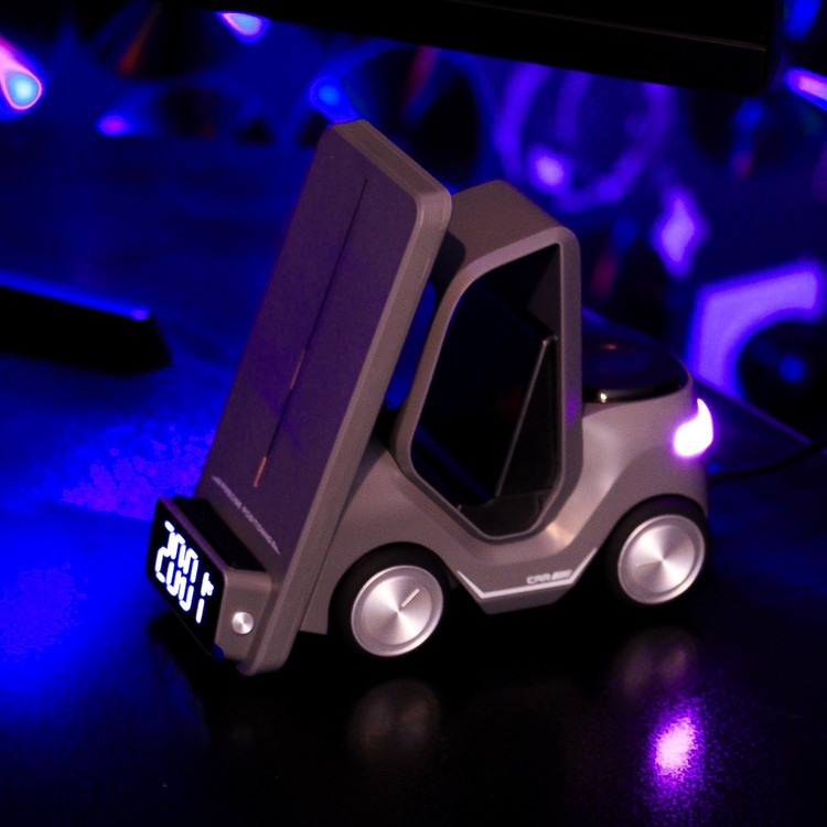 شارژر وایرلس ۵ کاره مدل T20رنگ طوسی روی میز کار با پشت زمینه ی نور آبی و بنفش از نمای بغل