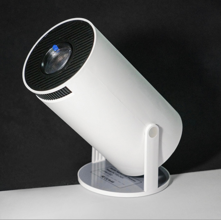 پروژکتور HY300 رنگ سفید از نمای بغل با پشت زمینه ی مشکی و سفید
