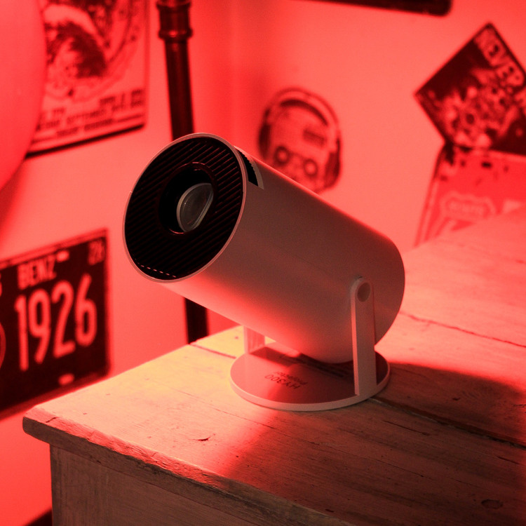 پروژکتور HY300 روی میز چوبی با پشت زمینه ی نور قرمز از نمای بغل