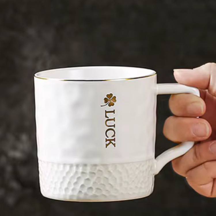 ماگ گلفی لاک رنگ سفید در دست کاربر با پشت زمینهی مشکی از نمای رو به رو