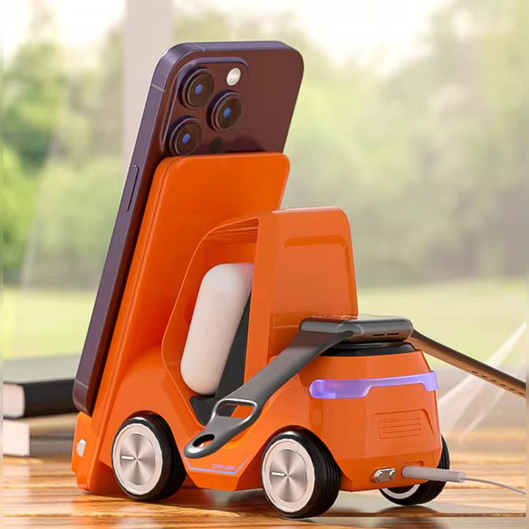 شارژر وایرلس ۵ کاره مدل T20رنگ نارنجی با پشت زمینه ی پنجره رو به حیاط از نمای پشت در حال استفاده شارژر موبایل و ساعت هوشمند و ایرپاد