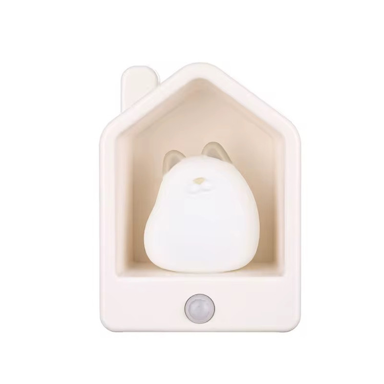 جا کلیدی و شبخواب سیلیکونی گربه از نمای رو یه رو با پشت زمینه ی سفید رنگ کرم