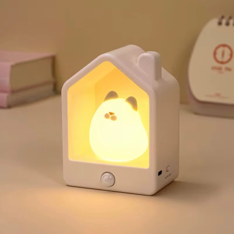 نمای رو به رو از جا کلیدی و شبخواب سیلیکونی اتوماتیک مدل گربه در حالت روشن