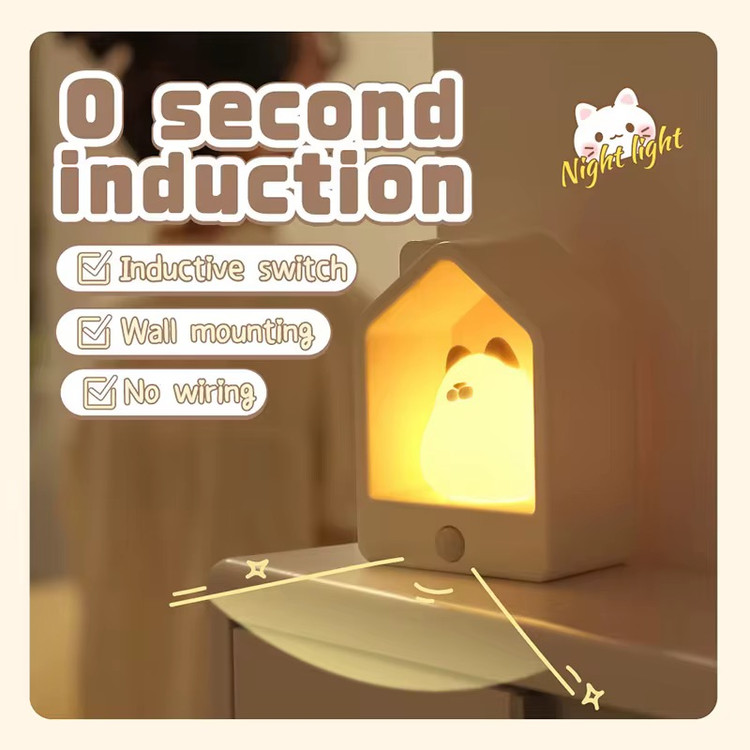 جا کلیدی و شبخواب سیلیکونی گربه رنگ کرم روی میز سفید و شبخواب روشن از نمای رو به رو و توضیحات قسمت های مختلف محصول