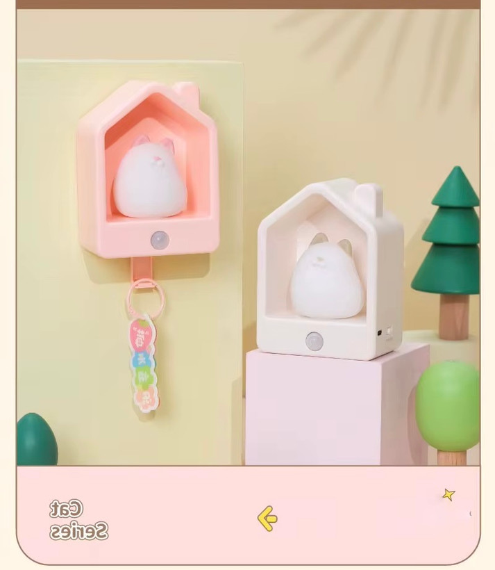 جا کلیدی و شبخواب سیلیکونی گربه دو در رنگ صورتی پر رنگ و کمرنگ و نصب شده روی دیوار از نمای رو به رو