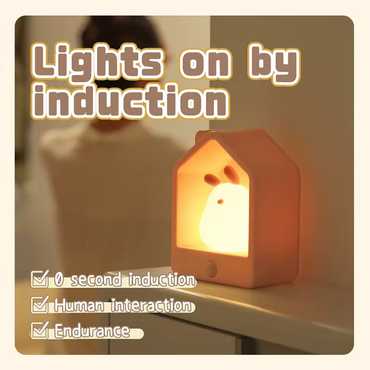 جا کلیدی و شبخواب سیلیکونی گربه رنگ صورتی روی شلف سفید و شبخواب روشن از نمای رو به رو و توضیحات قسمت های مختلف محصول و کاربر در پشت زمینه