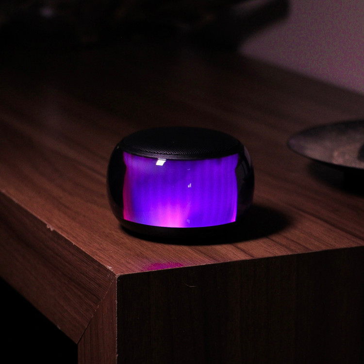 اسپیکر LED دار مدل SW102 روی میز چوبی با LED روشن