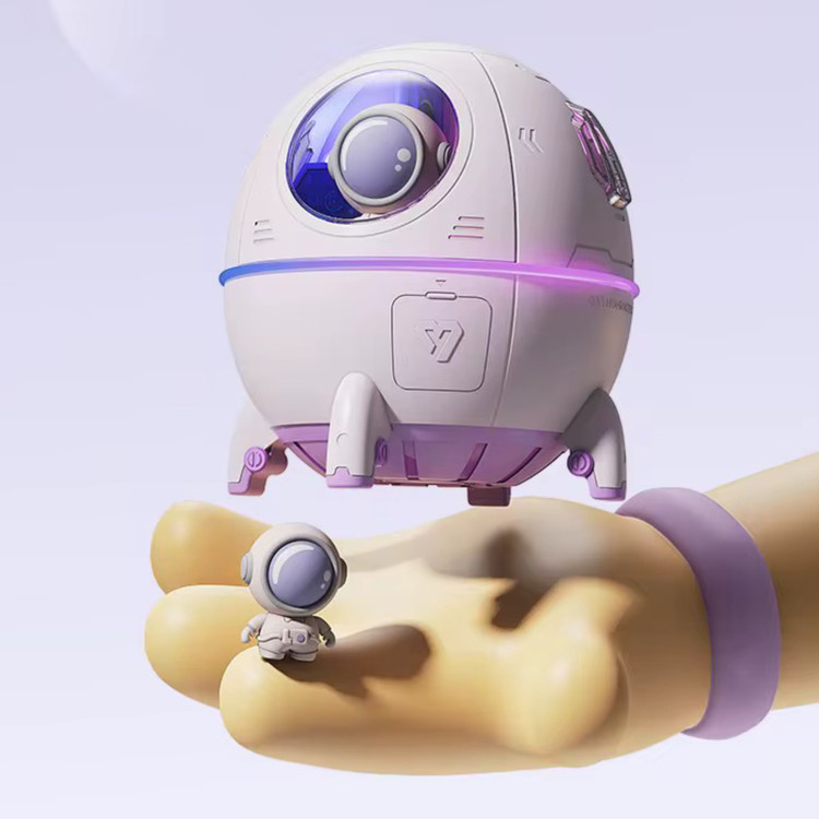 عکس صنعتی بخور سرد LED دار سفینه فضایی رنگ بنفش در دست کاربر با پشت زمینه ی بنفش روشن از نمای رو به رو