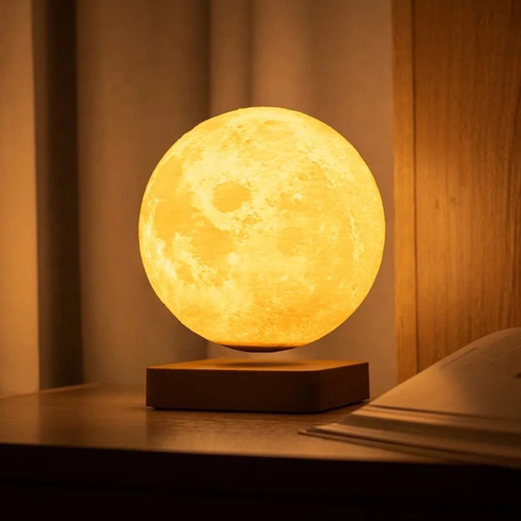 گجت دکوری کره ماه معلق پایه چوبی مدل اورجینال اصلی در محیط اتاق در حالت روشن