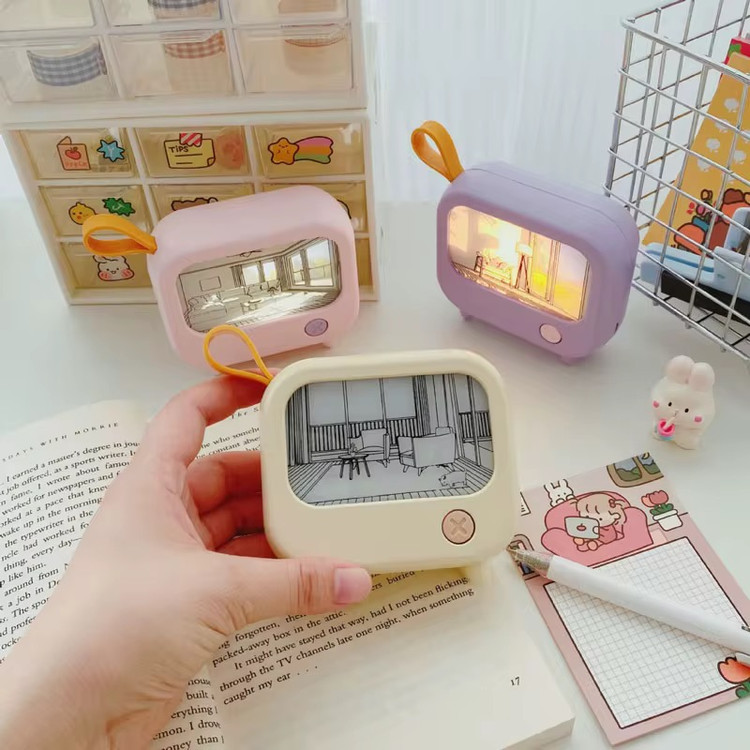 نمایی از ۳ عدد شب خواب ٢ حالته یکی رنک زرد در دست کاربر دو عدد در پشت زمینه در رنگ های بنفش روی میز اتاق