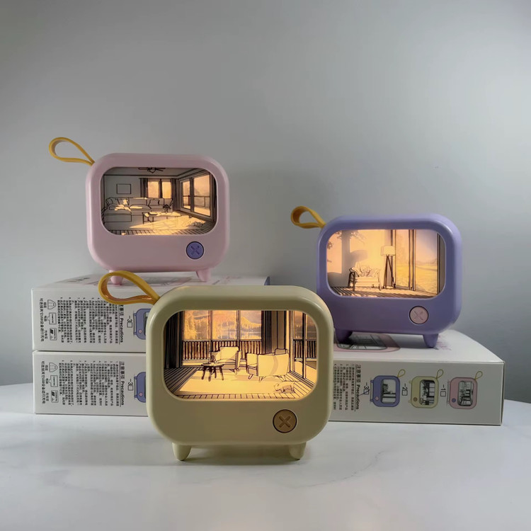 نمای رو به رو از ۳ عدد شب خواب ٢ حالته یکی جلو به رنگ زرد و ۲ عدد در پشت زمینه روی جعبه های خودشان هر ۳ در حال استفاده از نور آفتابی با رنگ زرد