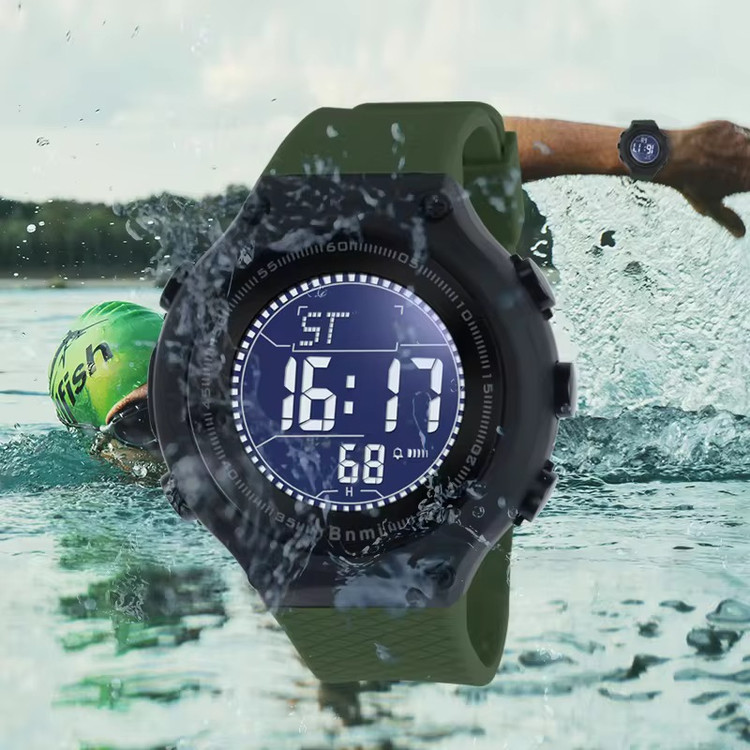 عکس انیمیشنی از نمایش ضد آب بودن ساعت ضد آب بنمی رنگ سبز و کاربر شناگری در پشت صفحه پشت ساعت در حال شنا کردن با این ساعت در حال نمایش ساعت ۱۶:۱۷