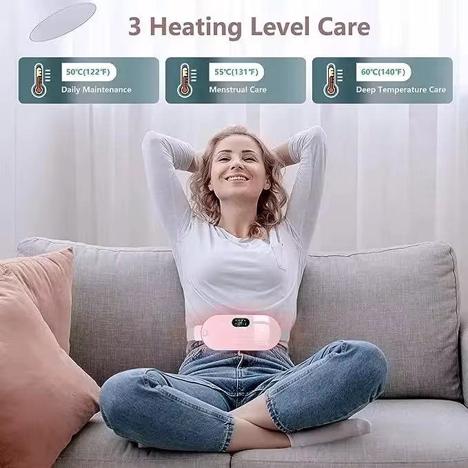 کاربر در حال استفاده ی شکم بند تسکین درد روی شکم در محیط اتاق و نمایش درجات حرارت آن