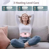 کاربر در حال استفاده ی شکم بند تسکین درد روی شکم در محیط اتاق و نمایش درجات حرارت آن