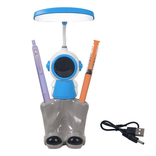 چراغ مطالعه رو میزی ۳ کاره مدل فضانورد رنگ آبی در حال استفاده از جا قلمی و نمایش کابل شارژ با پشت زمینه سفید