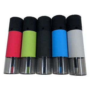 قلیان های قابل حمل هوکا در رنگ های سبز ، قرمز ، مشکی ، آبی ، سفید از نمای رو به رو در کنار هم