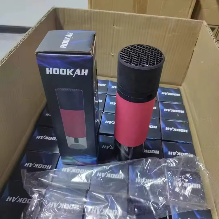 یک عدد قلیان مسافرتی رنگ قرمز داخل کارتن روی چندین عدد قلیانی که داخل جعبه هستند