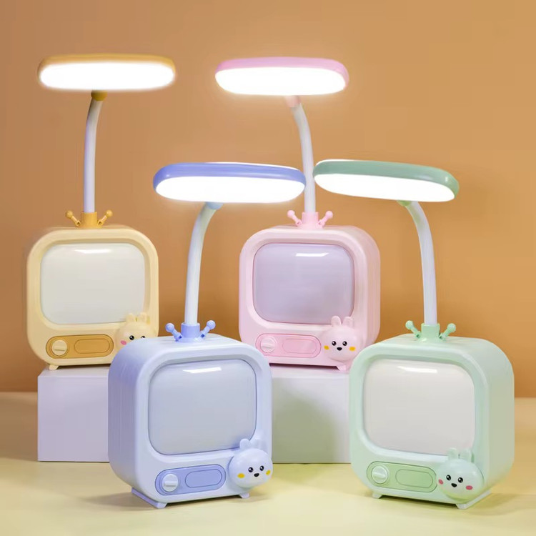 ۴ عدد چراغ مطالعه رومیزی در رنگ های آبی ، سبز ، زرد و صورتی در کنار هم روی میز