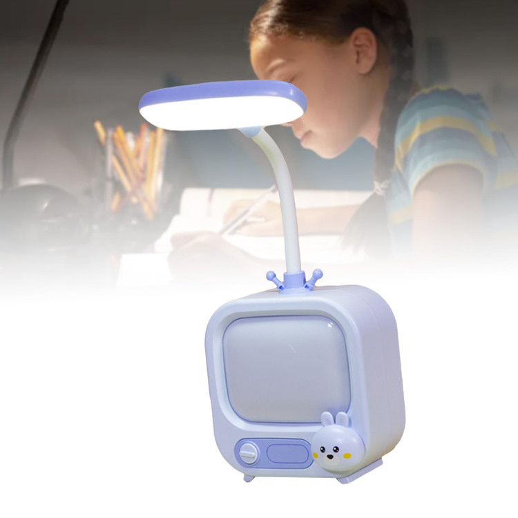 چراغ مطالعه رو میزی رنگ آبی و کاربر در حال استفاده از آن