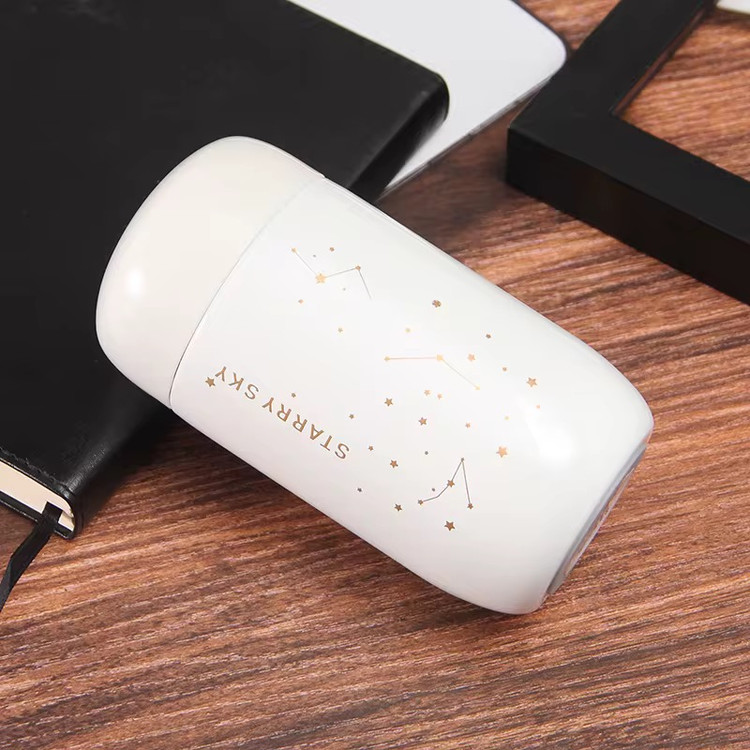 تراول ماگ ۲۰۰ میل Starry Sky در رنگ سفید روی میز چوبی