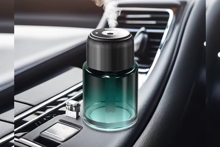 بخور هوشمند روی کنسول ماشین در حال بخور