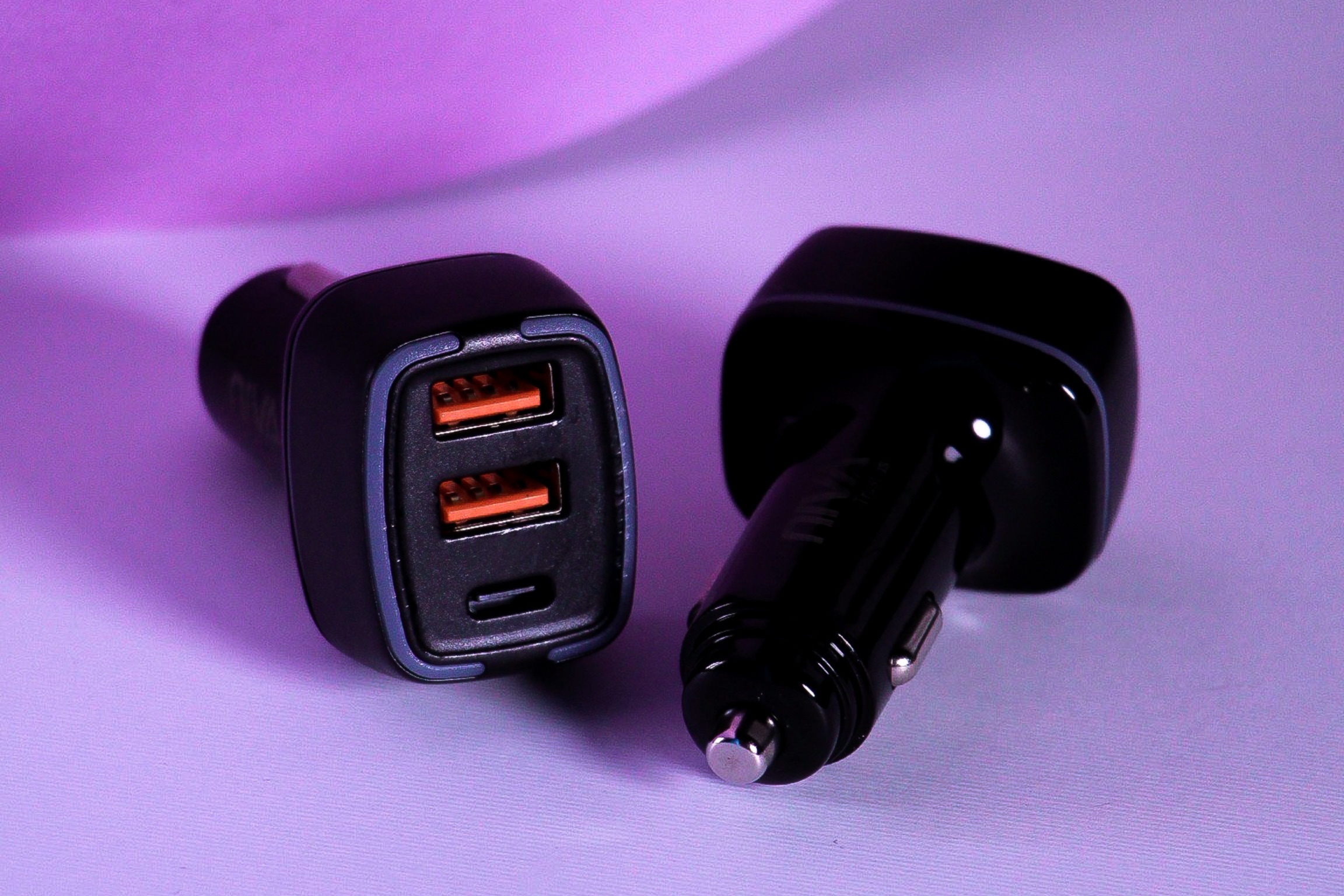 تصویر اختصاصی ثبت‌شده توسط تیم هیدا گالریا از شارژر فندکی هوشمند