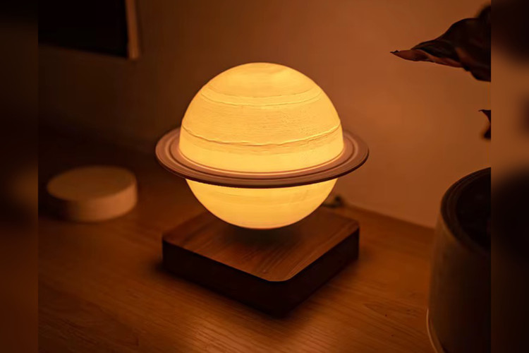 زحل معلق با تکنولوژی میدان مغناطیسی