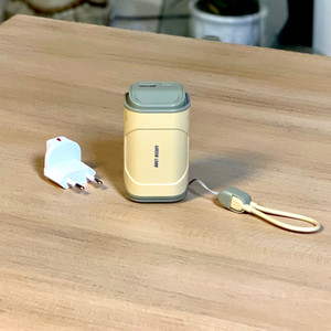 عکس اختصاصی گرفته شده توسط هیدا گالریا پاوربانک ۱۰،۰۰۰ گرین لاین با فناوری IQ روی میز چوبی